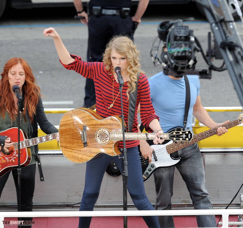 Taylor Swift — October 27 - Hollywood Boulevard — photo 95