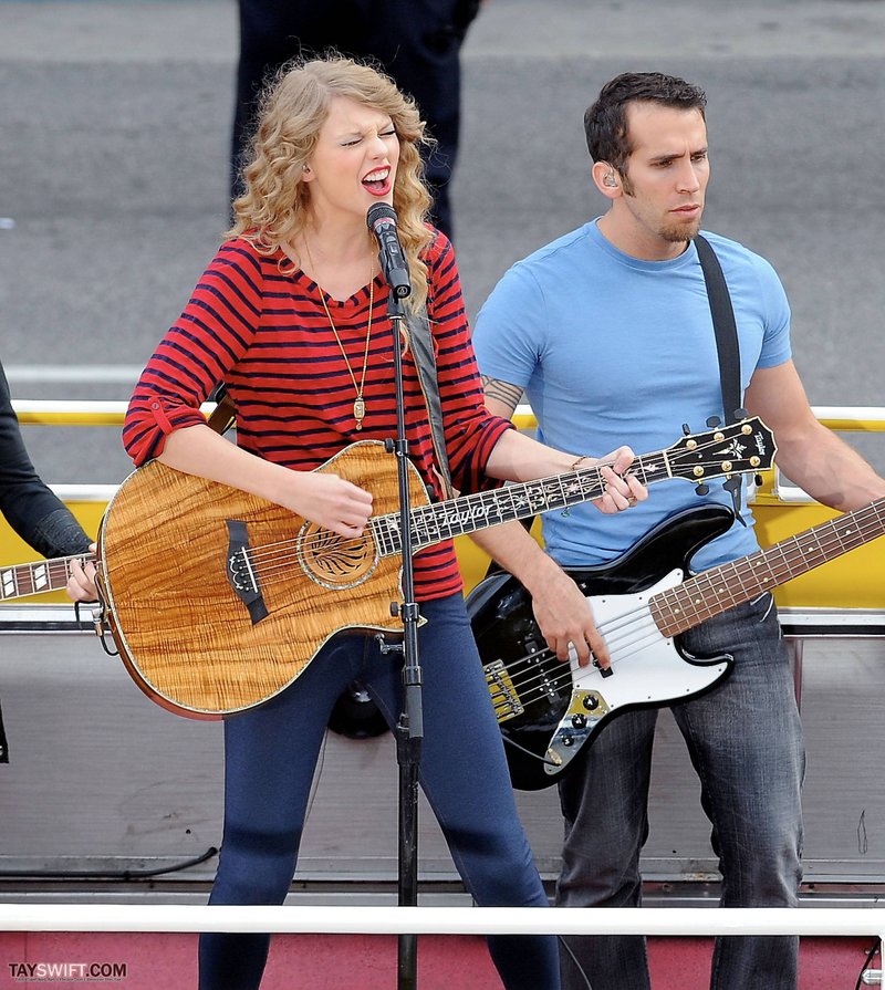 Taylor Swift — October 27 - Hollywood Boulevard — photo 96