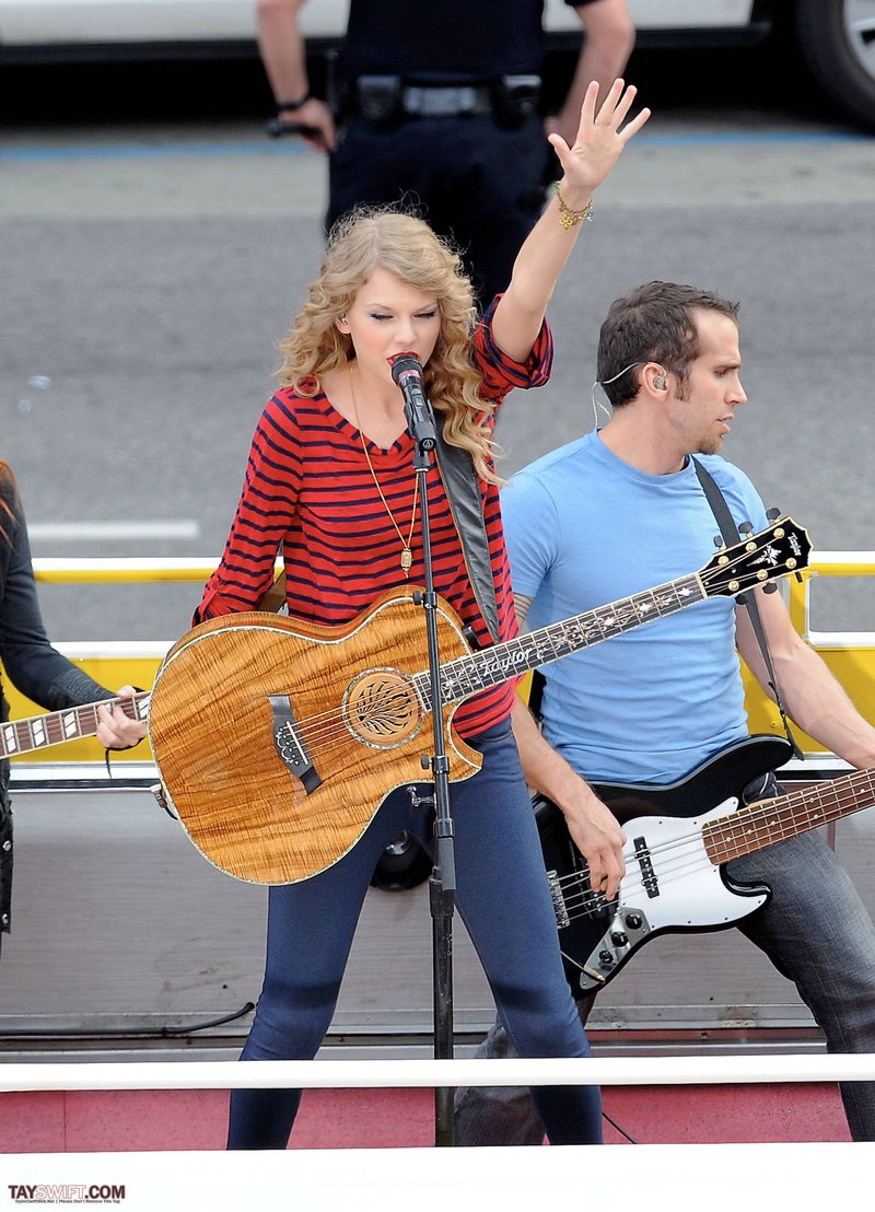 Taylor Swift — October 27 - Hollywood Boulevard — photo 97