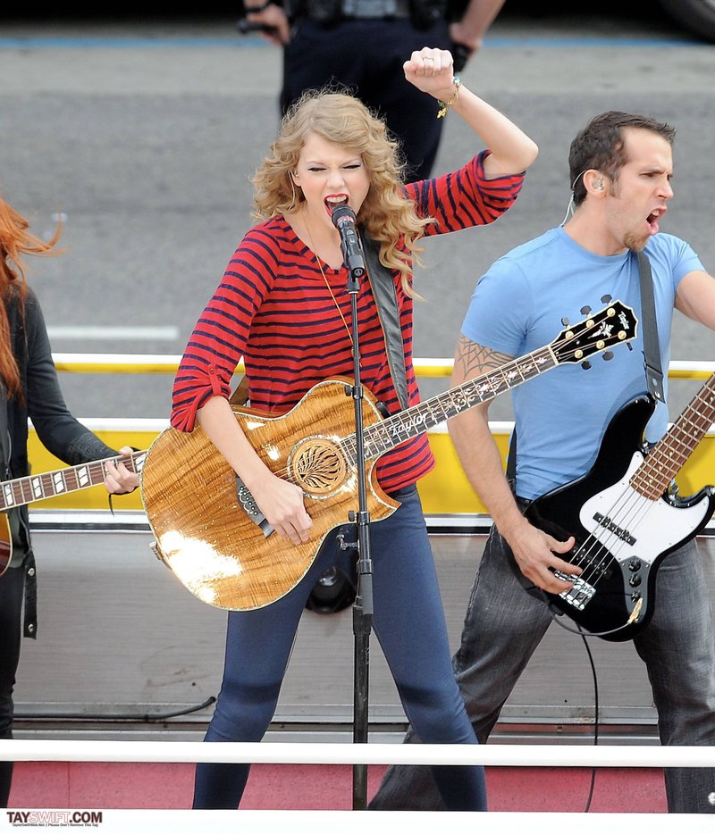 Taylor Swift — October 27 - Hollywood Boulevard — photo 98