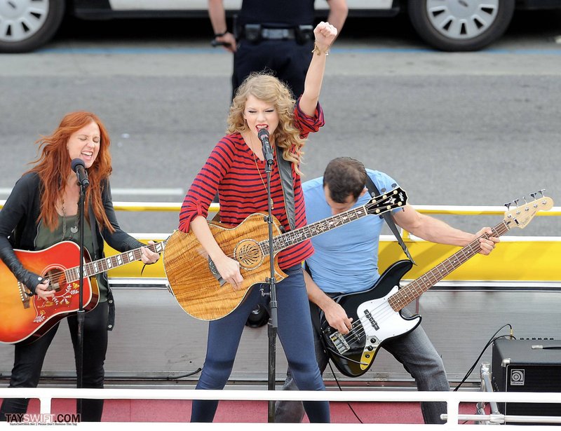 Taylor Swift — October 27 - Hollywood Boulevard — photo 99