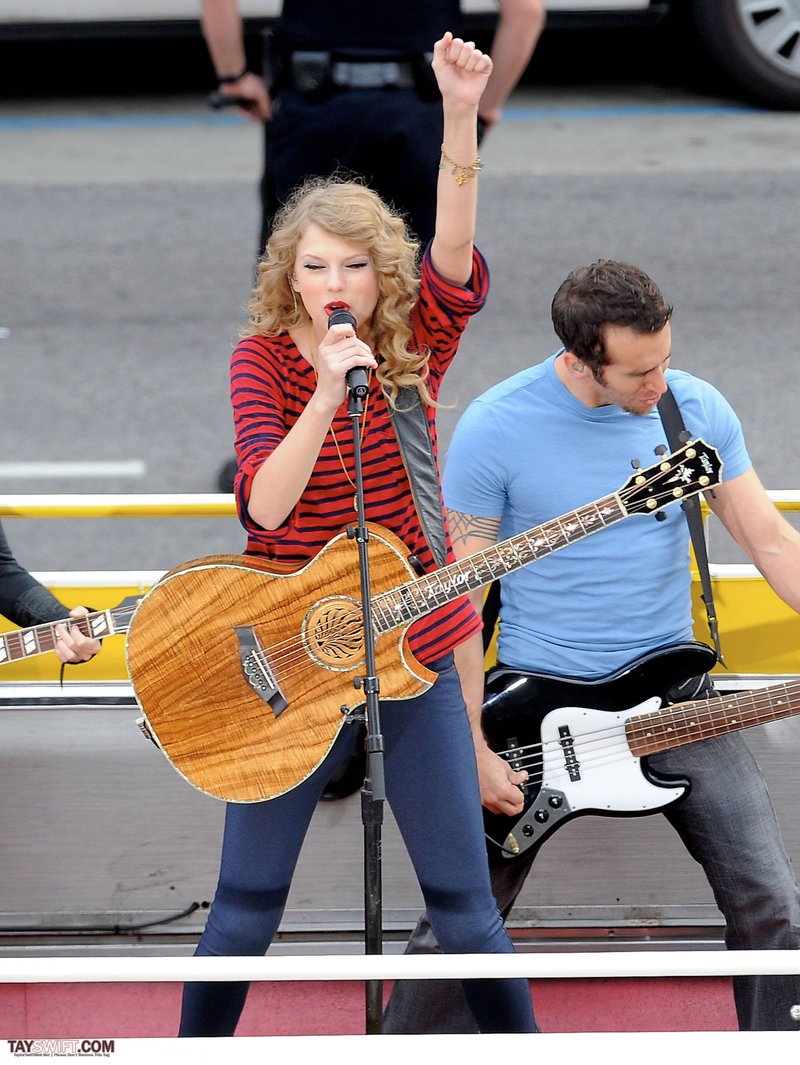 Taylor Swift — October 27 - Hollywood Boulevard — photo 100