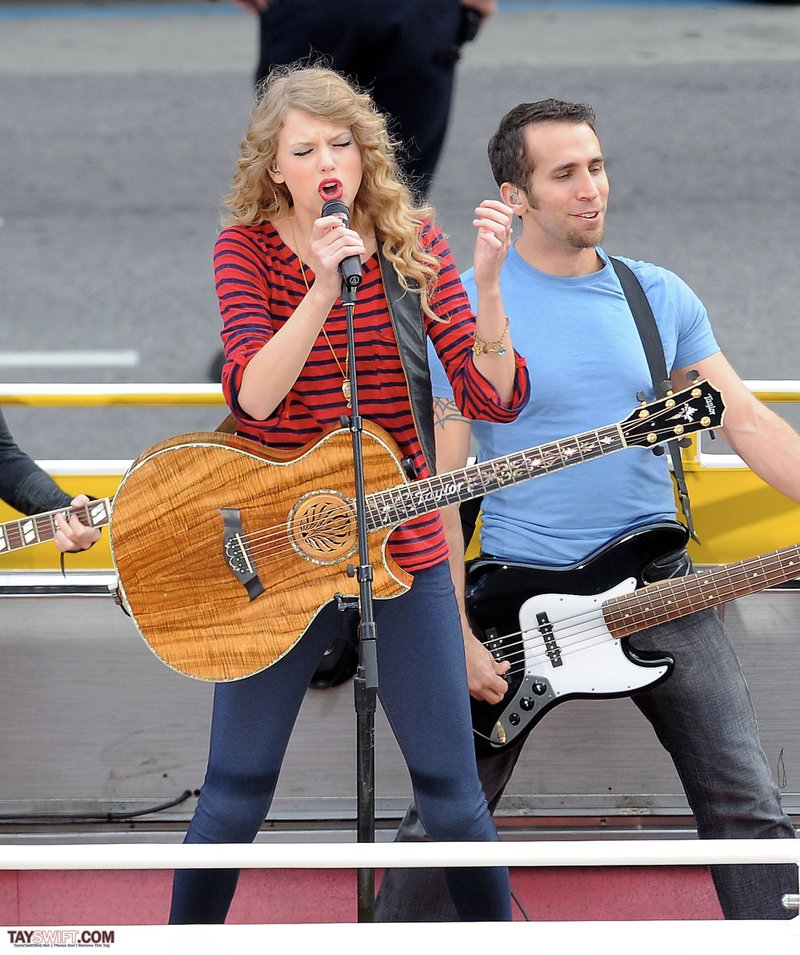 Taylor Swift — October 27 - Hollywood Boulevard — photo 101