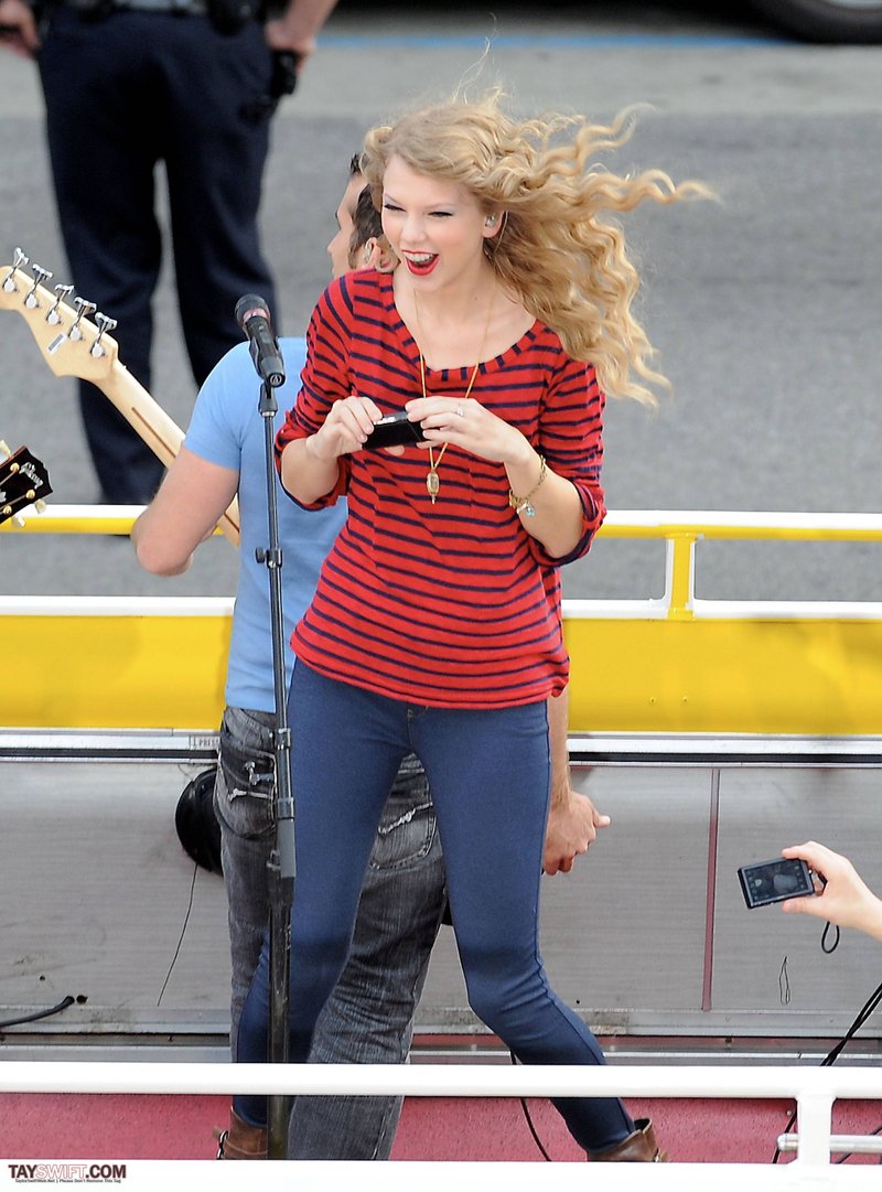 Taylor Swift — October 27 - Hollywood Boulevard — photo 108