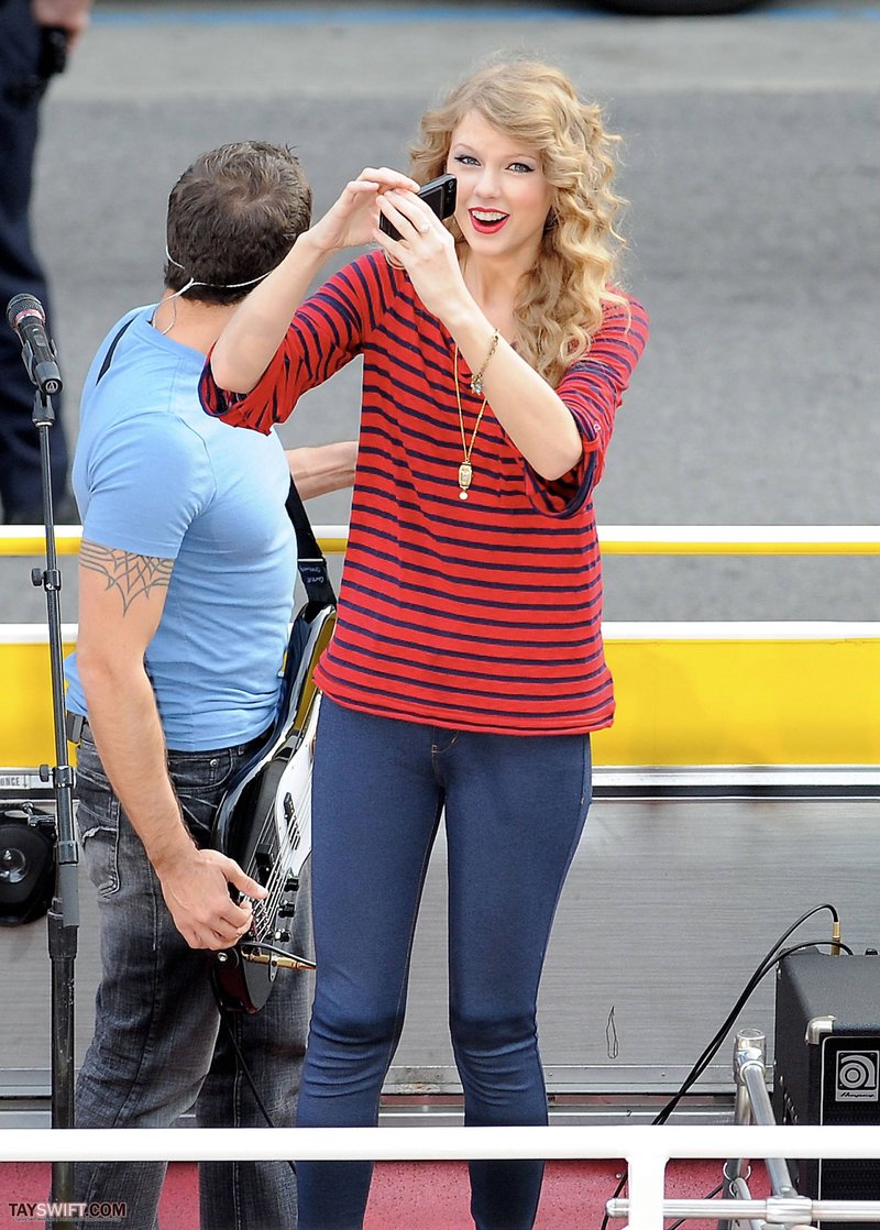 Taylor Swift — October 27 - Hollywood Boulevard — photo 110