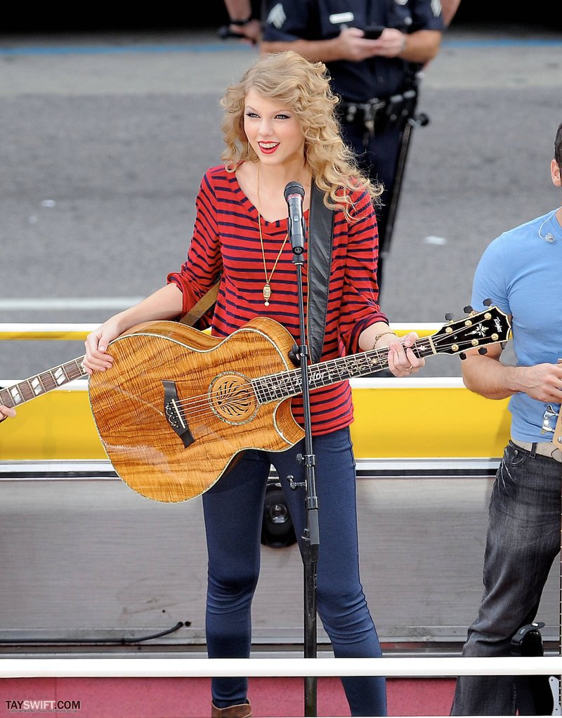 Taylor Swift — October 27 - Hollywood Boulevard — photo 118