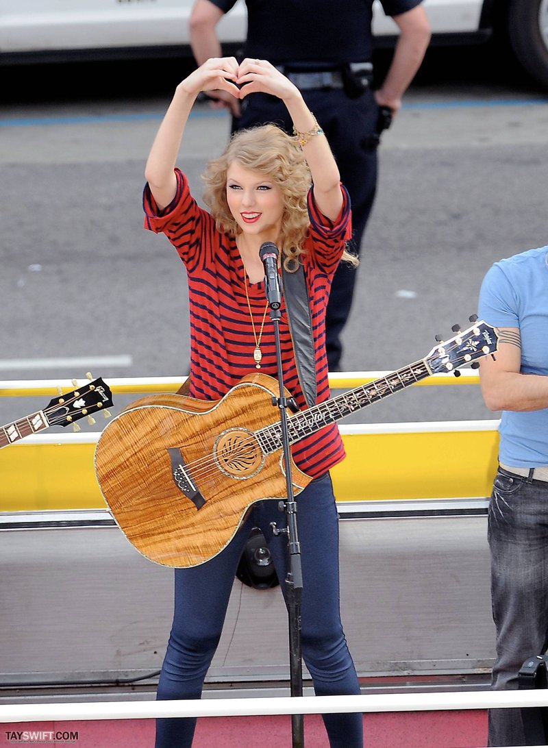 Taylor Swift — October 27 - Hollywood Boulevard — photo 119