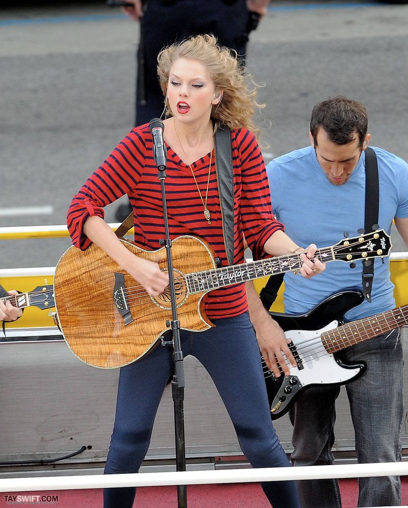 Taylor Swift — October 27 - Hollywood Boulevard — photo 120