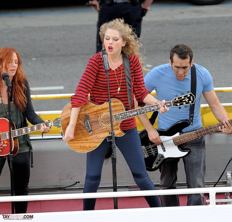 Taylor Swift — October 27 - Hollywood Boulevard — photo 121