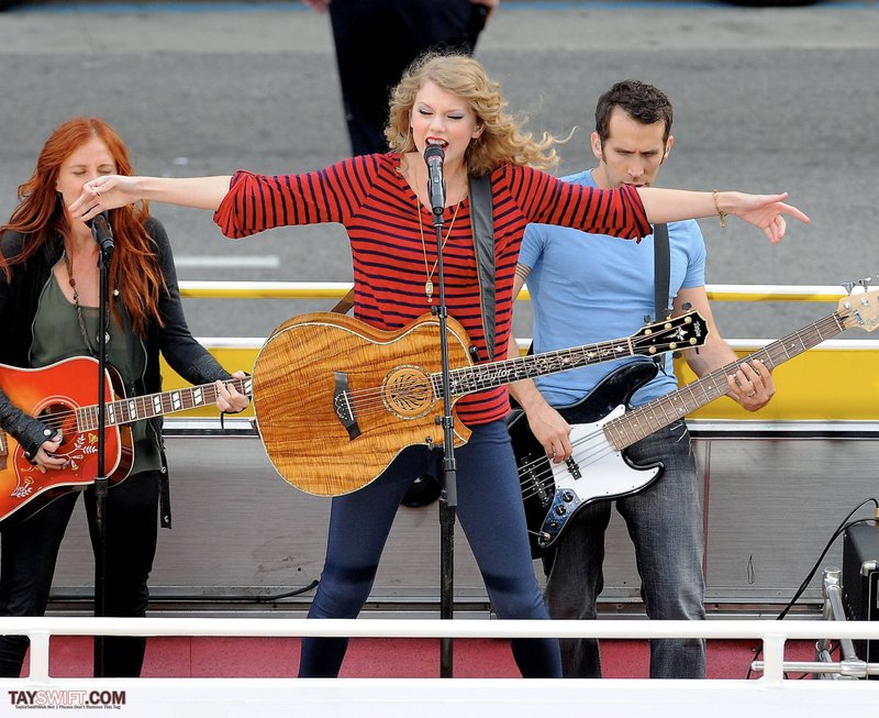 Taylor Swift — October 27 - Hollywood Boulevard — photo 122
