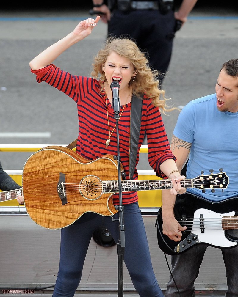 Taylor Swift — October 27 - Hollywood Boulevard — photo 123