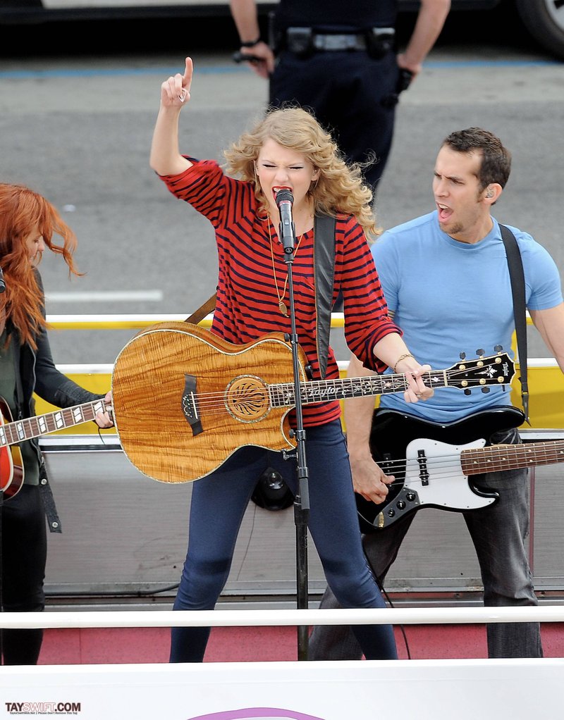 Taylor Swift — October 27 - Hollywood Boulevard — photo 124