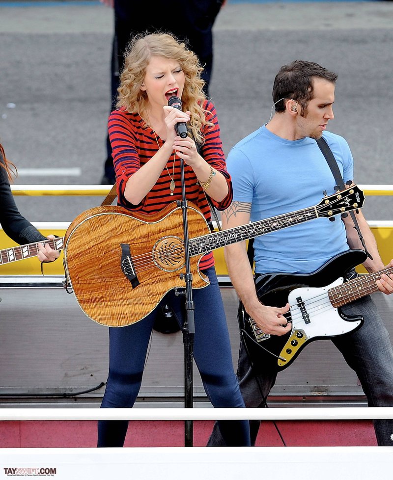 Taylor Swift — October 27 - Hollywood Boulevard — photo 126