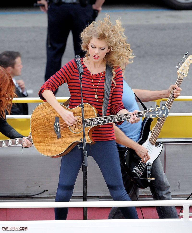 Taylor Swift — October 27 - Hollywood Boulevard — photo 128