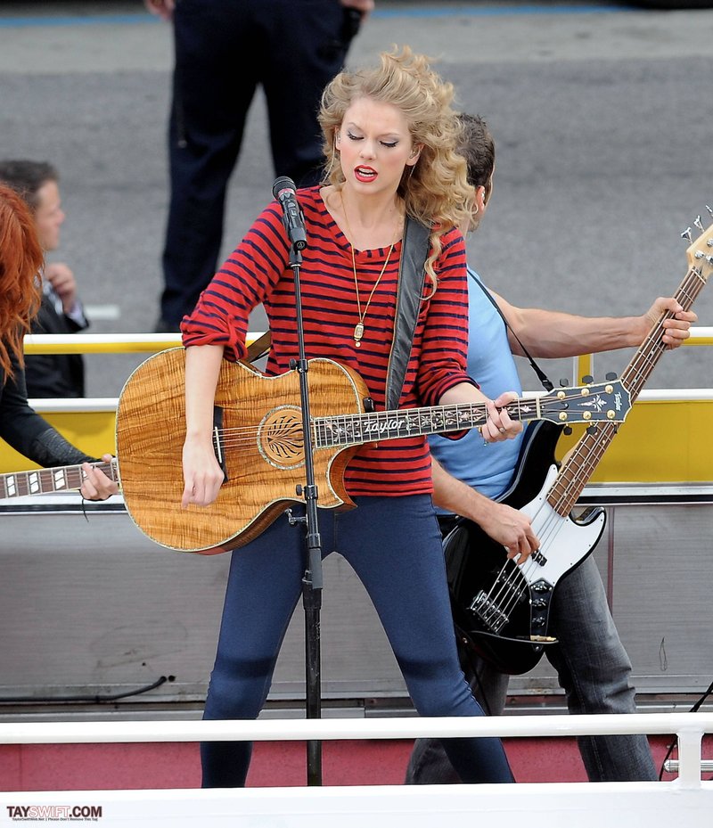 Taylor Swift — October 27 - Hollywood Boulevard — photo 129