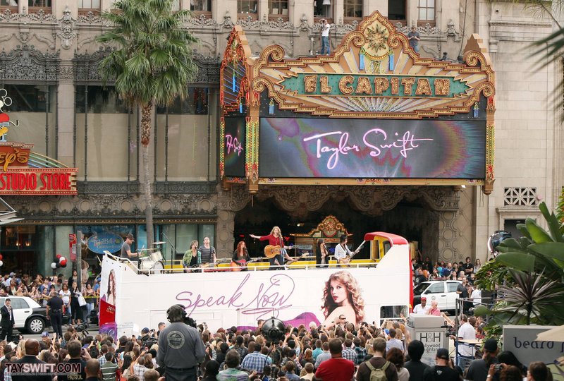 Taylor Swift — October 27 - Hollywood Boulevard — photo 130