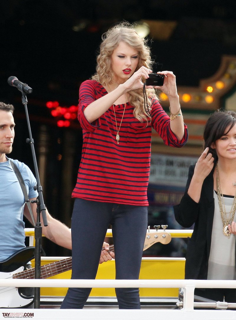 Taylor Swift — October 27 - Hollywood Boulevard — photo 131