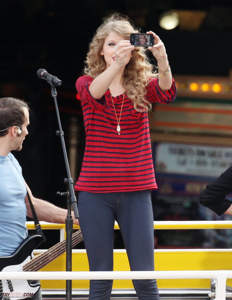 Taylor Swift — October 27 - Hollywood Boulevard — photo 132