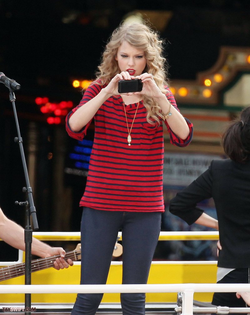 Taylor Swift — October 27 - Hollywood Boulevard — photo 133