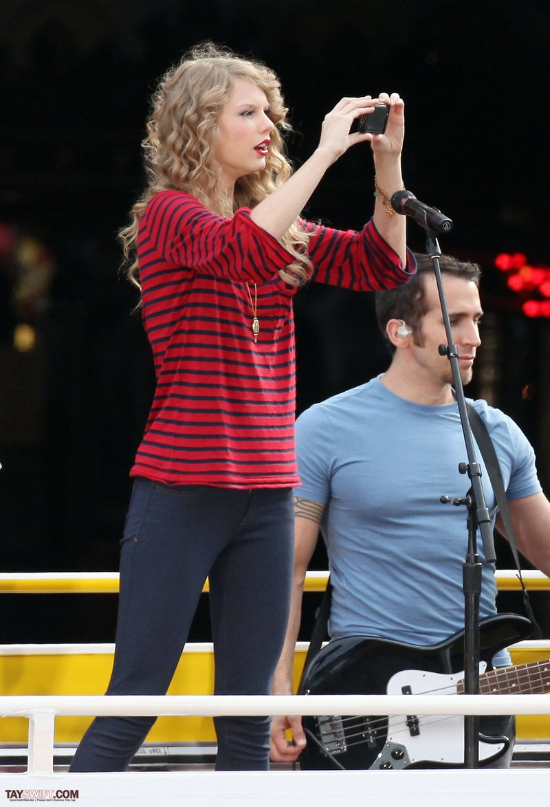 Taylor Swift — October 27 - Hollywood Boulevard — photo 134