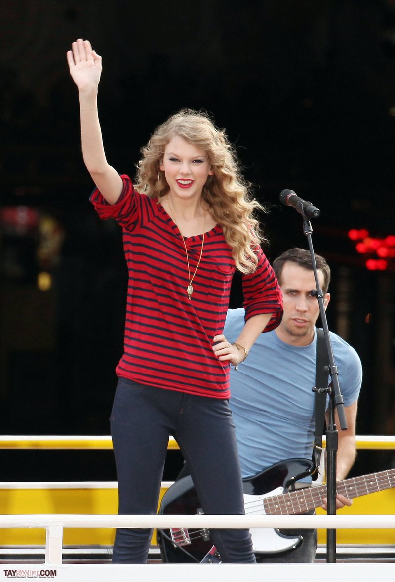 Taylor Swift — October 27 - Hollywood Boulevard — photo 135