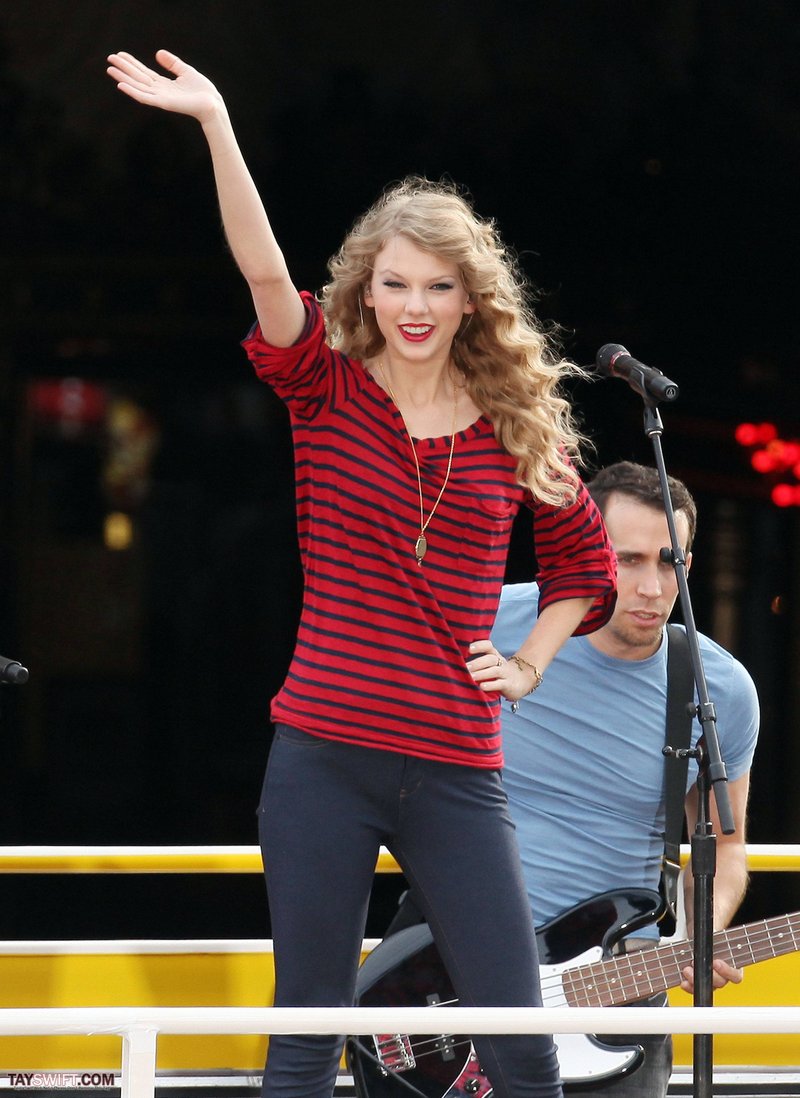 Taylor Swift — October 27 - Hollywood Boulevard — photo 136