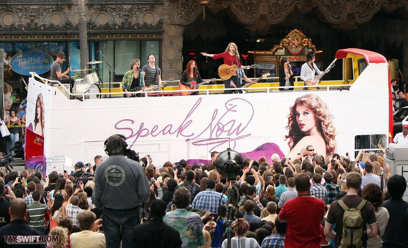 Taylor Swift — October 27 - Hollywood Boulevard — photo 139