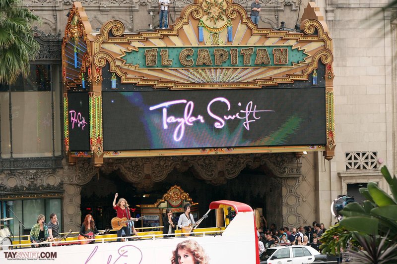 Taylor Swift — October 27 - Hollywood Boulevard — photo 140