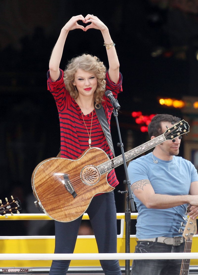 Taylor Swift — October 27 - Hollywood Boulevard — photo 141