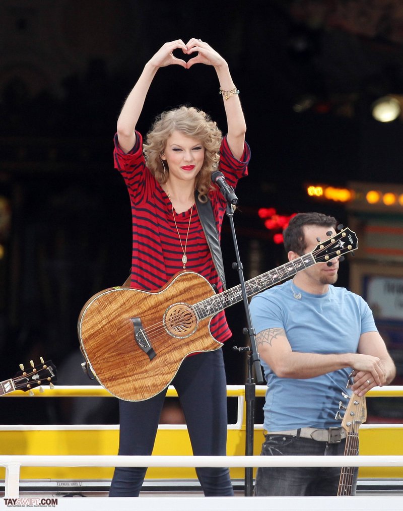 Taylor Swift — October 27 - Hollywood Boulevard — photo 143