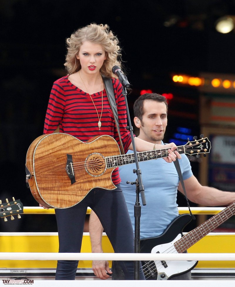 Taylor Swift — October 27 - Hollywood Boulevard — photo 145