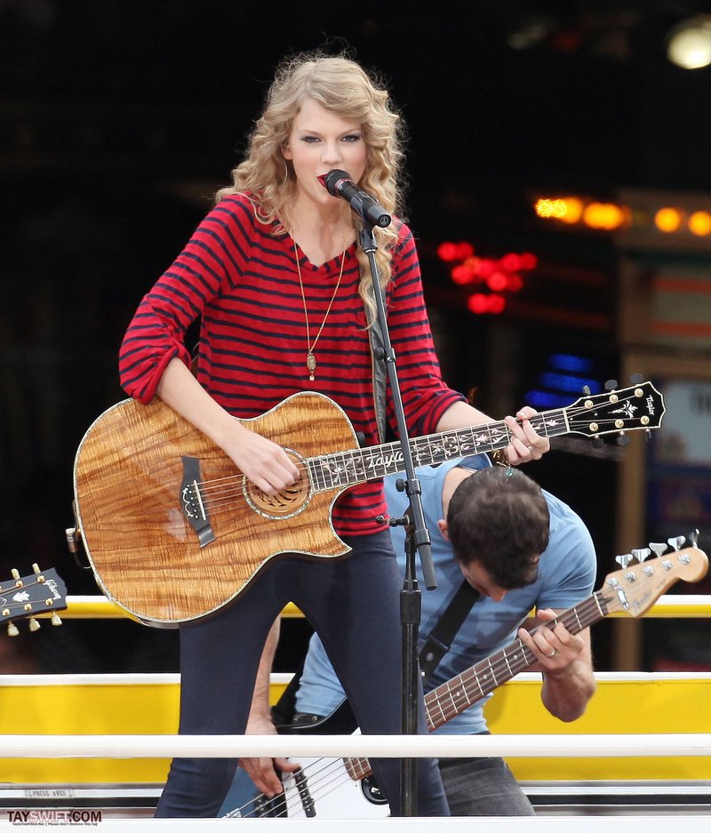 Taylor Swift — October 27 - Hollywood Boulevard — photo 146