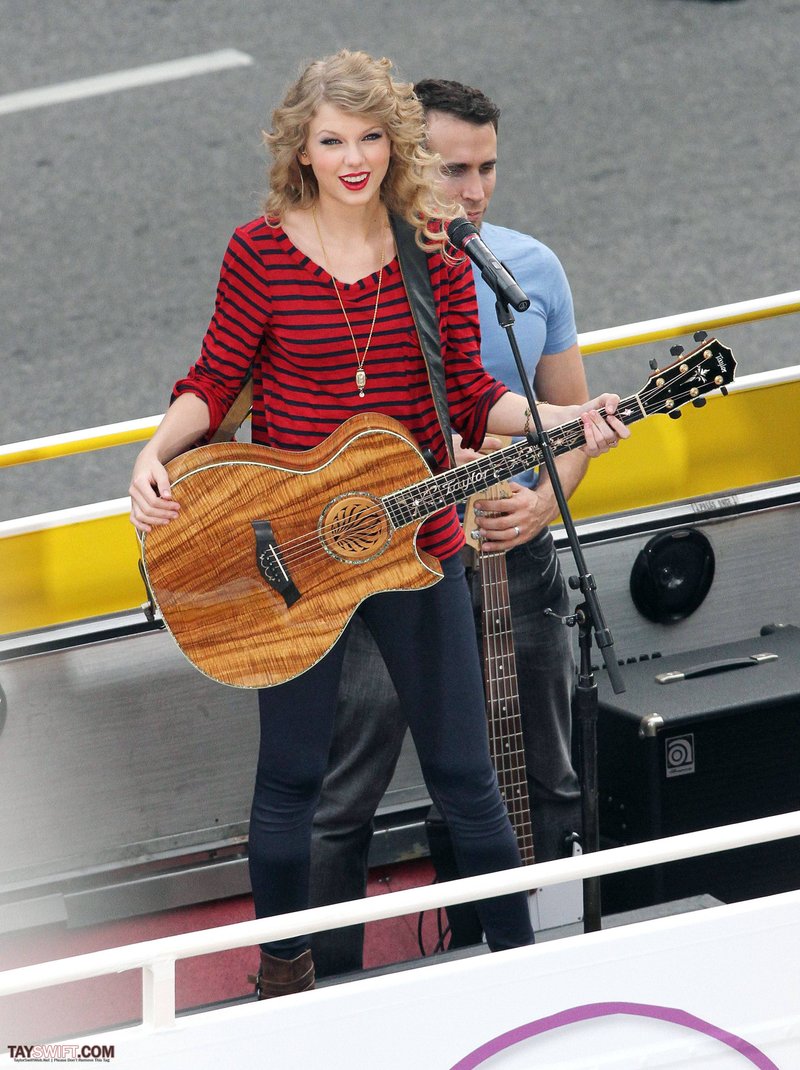 Taylor Swift — October 27 - Hollywood Boulevard — photo 156