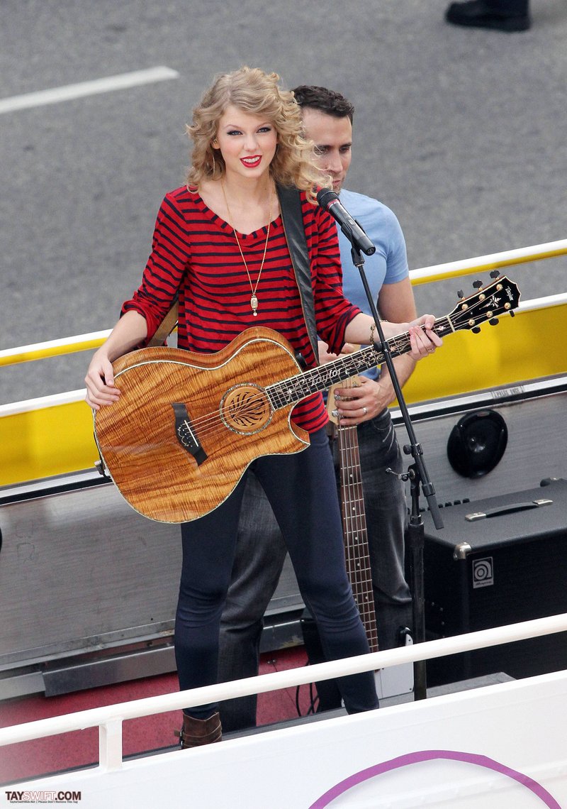 Taylor Swift — October 27 - Hollywood Boulevard — photo 157