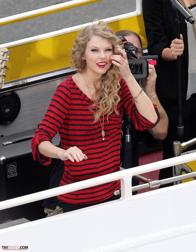 Taylor Swift — October 27 - Hollywood Boulevard — photo 159
