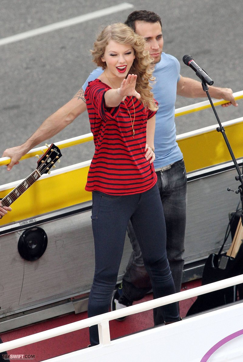 Taylor Swift — October 27 - Hollywood Boulevard — photo 160