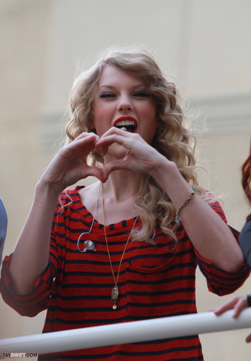 Taylor Swift — October 27 - Hollywood Boulevard — photo 168