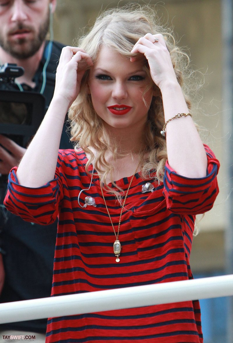 Taylor Swift — October 27 - Hollywood Boulevard — photo 172