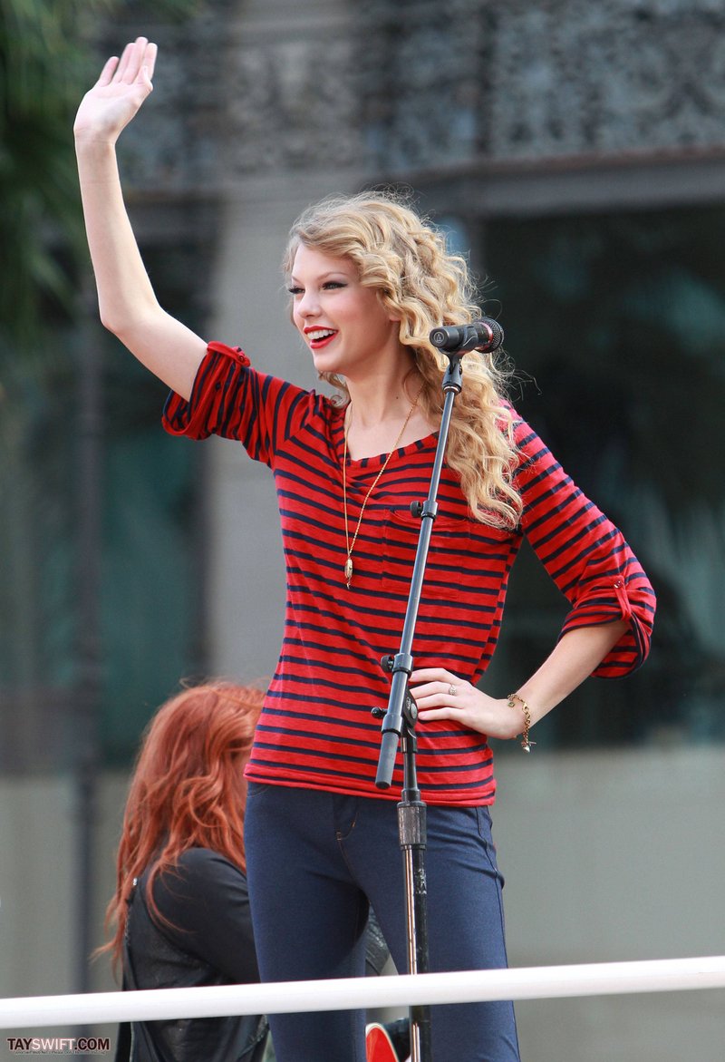 Taylor Swift — October 27 - Hollywood Boulevard — photo 181