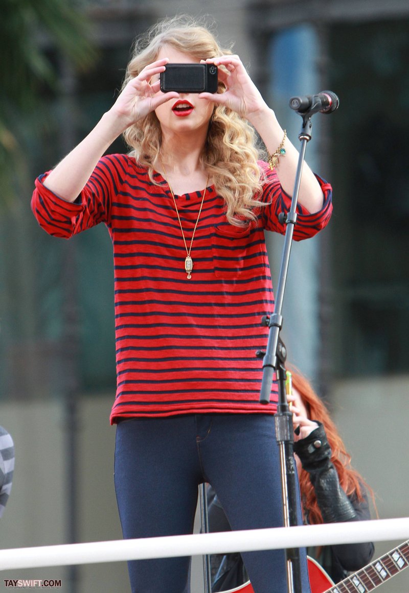 Taylor Swift — October 27 - Hollywood Boulevard — photo 182