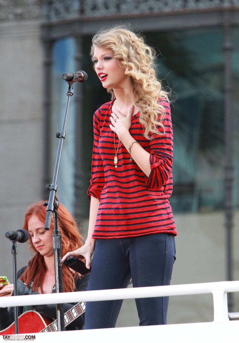 Taylor Swift — October 27 - Hollywood Boulevard — photo 184