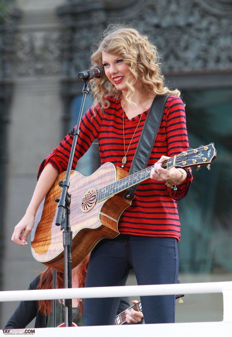 Taylor Swift — October 27 - Hollywood Boulevard — photo 185