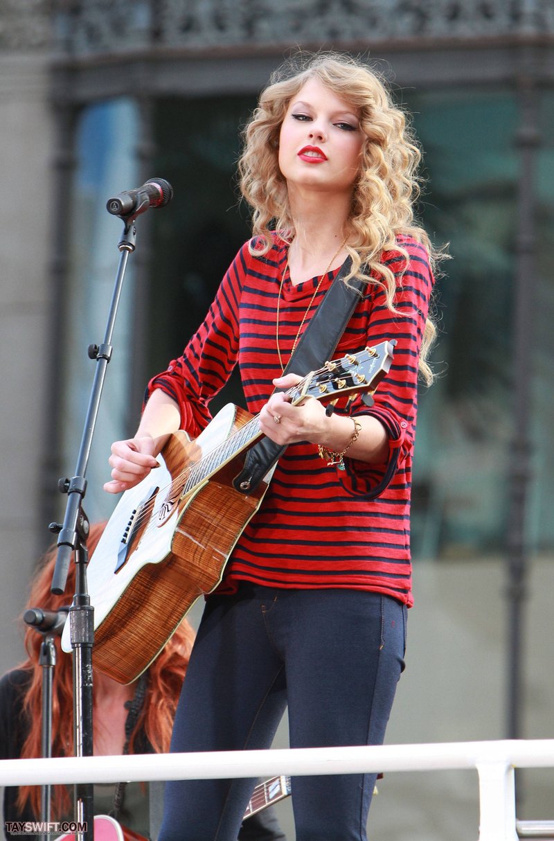 Taylor Swift — October 27 - Hollywood Boulevard — photo 186