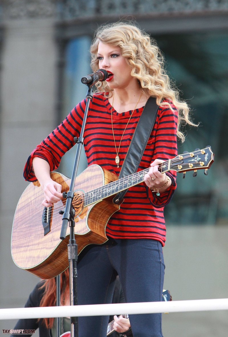 Taylor Swift — October 27 - Hollywood Boulevard — photo 187