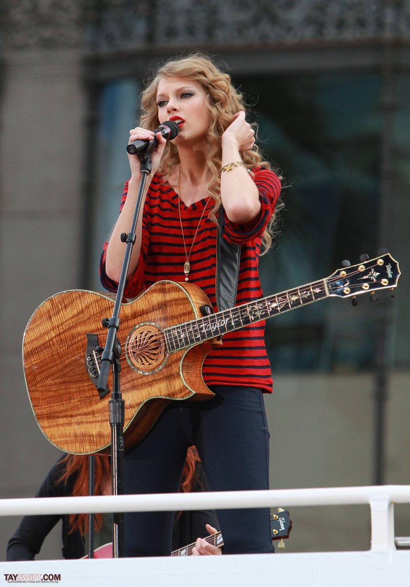 Taylor Swift — October 27 - Hollywood Boulevard — photo 192