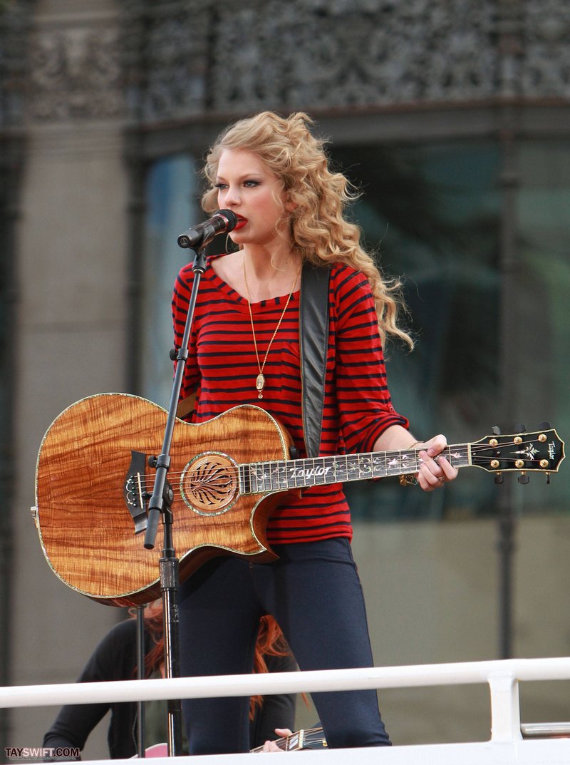 Taylor Swift — October 27 - Hollywood Boulevard — photo 193