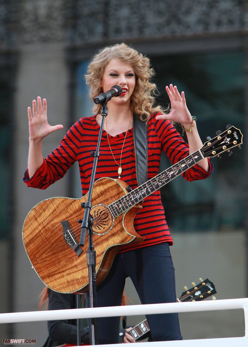 Taylor Swift — October 27 - Hollywood Boulevard — photo 194
