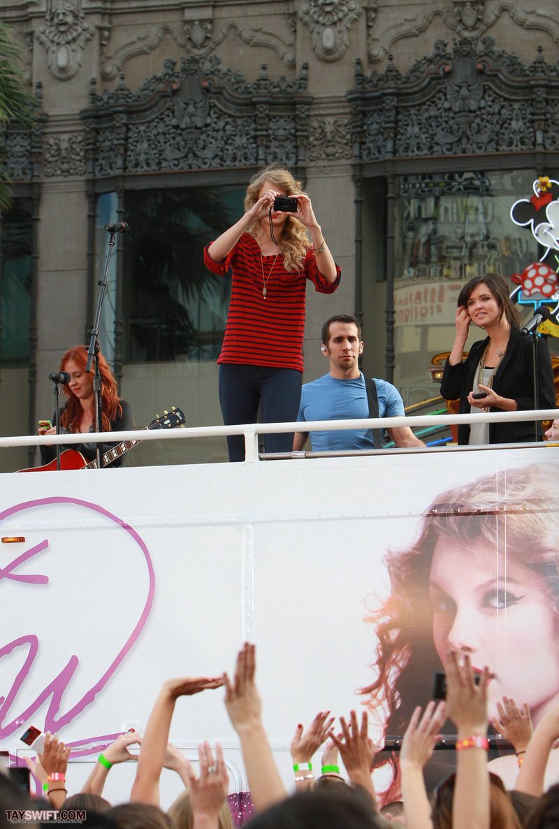 Taylor Swift — October 27 - Hollywood Boulevard — photo 196