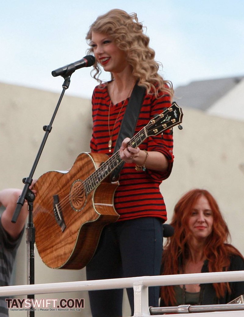 Taylor Swift — October 27 - Hollywood Boulevard — photo 197