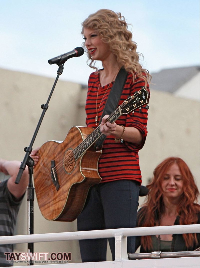 Taylor Swift — October 27 - Hollywood Boulevard — photo 198
